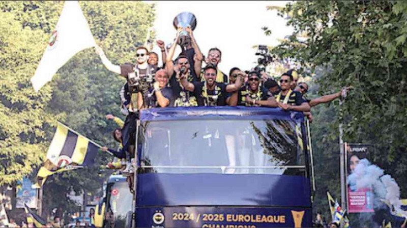 Fenerbahçe şampiyonluğu taraftarıyla kutladı