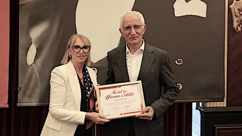 Dijitalleşme Ödülü Mehmet Önder’e 