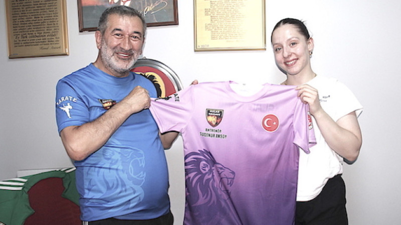 Aslan Karate'ye şampiyon hoca