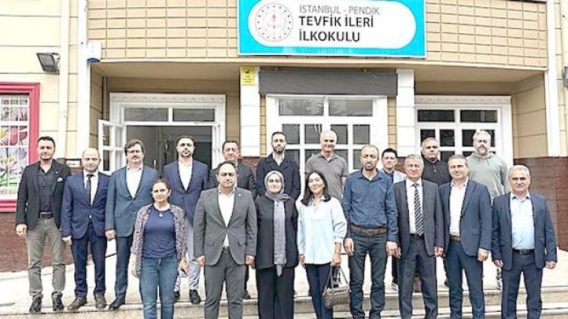 Pendik’te şiddete uğrayan kadın öğretmene destek