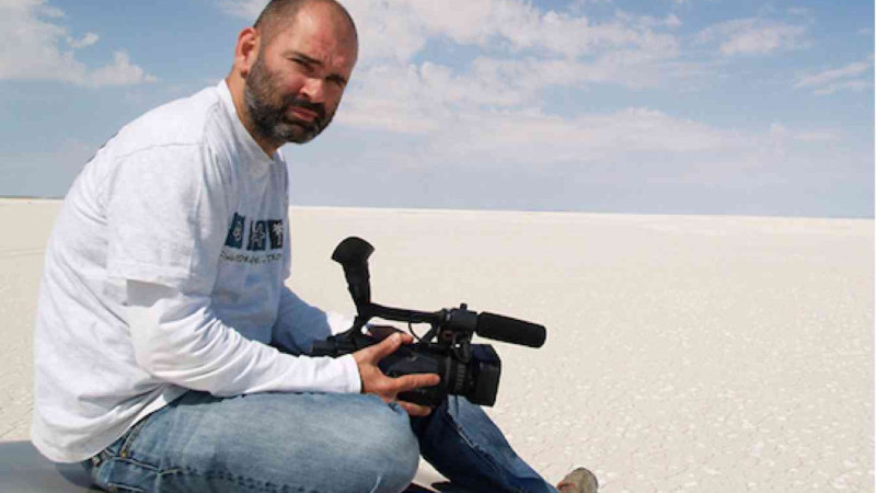 Farklı coğrafyaları şiirlerle dokuyan bir eser