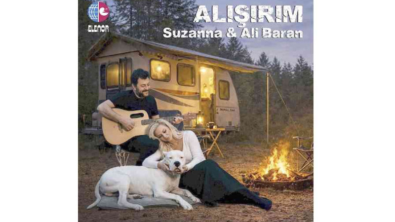 Kemençe eşliğinde düet.