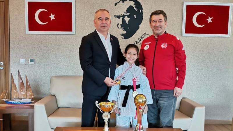 Ekrem Köse'ye şampiyon yeğeninden tebrik ziyareti